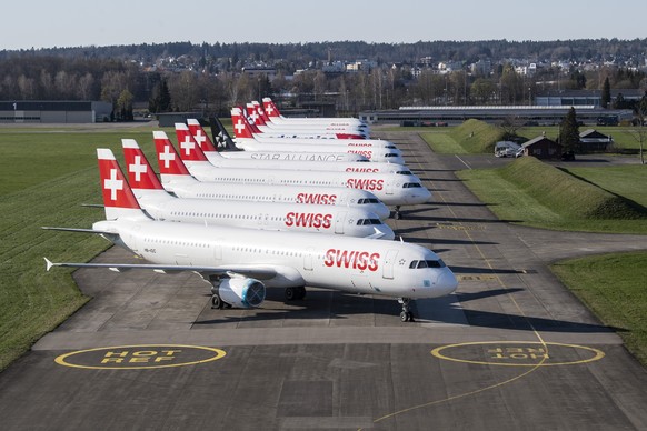 ARCHIVBILD ZUR MELDUNG, DASS DER BUNDESRAT SCHWEIZER AIRLINES MIT 1,3 MILLIARDEN FRANKEN HELFEN WILL - Parked planes of the airline Swiss at the airport in Duebendorf, Switzerland on Monday, 23 March  ...