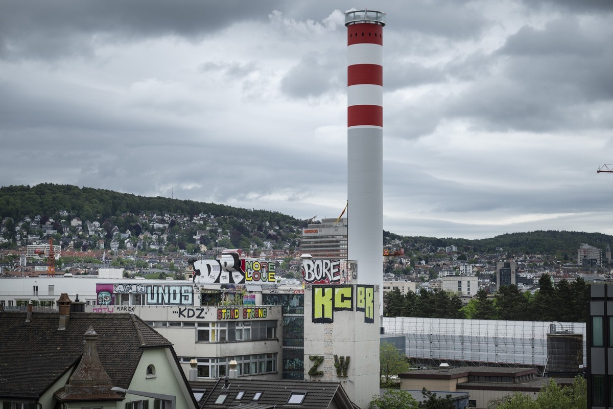 Die Zentralwaescherei und der Turm der Energiezentrale Josefstrasse, fotografiert am Freitag, 3. Mai 2024 in Zuerich. (KEYSTONE/Christian Beutler)