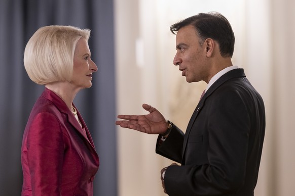 Rahul Sahgal, CEO der Schweiz-Amerikanischen Handelskammer, Swiss-American Chamber of Commerce, rechts, diskutiert mit seinem Ehrengast, der Botschafterin der USA in der Schweiz, Callista Gingrich, an ...