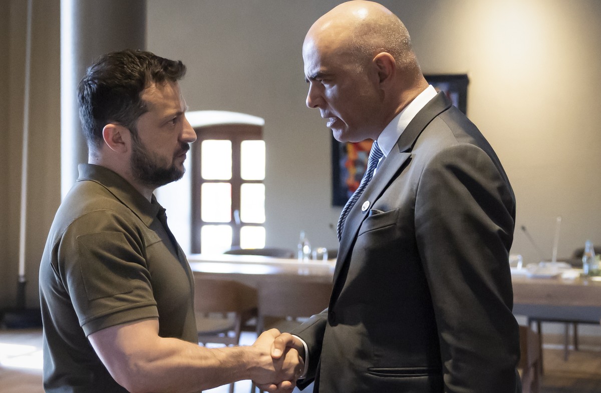 epa10667204 Ukrainian President Volodymyr Zelensky (L) and Swiss Federal President Alain Berset (R) shake hands during a bilateral meeting at the European Political Community (EPC) Summit at the Mimi  ...