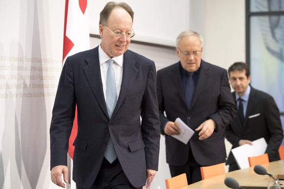 Andre Kudelski, Verwaltungsratspraesident Innosuisse, Bundespraesident Johann Schneider-Ammann und Andre Simonazzi, Bundesratssprecher, von links, kommen zu einer Medienkonferenz, am Freitag, 9. Dezem ...