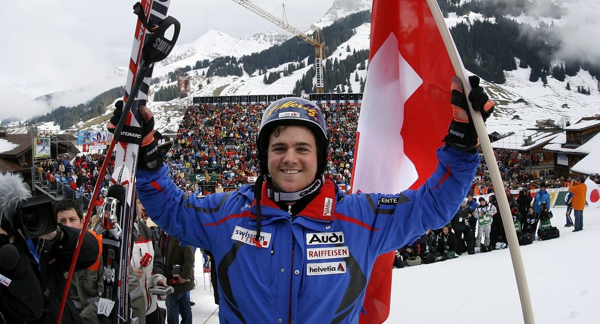 Swiss ski racer Marc Berthod as the winner celebrates with a Swiss flag in the finish area of today's men's ski world cup slalom in Adelboden, Switzerland, Sunday, January 7, 2007. (KEYSTONE ...
