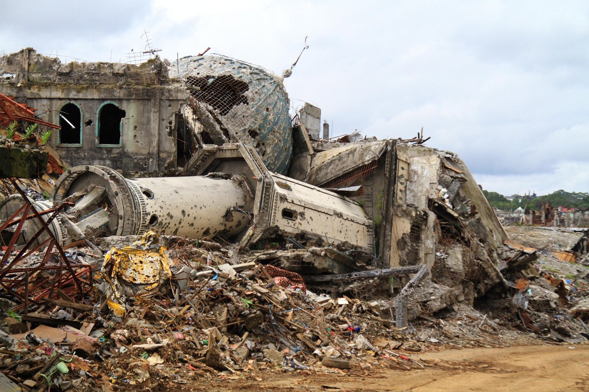 epa06288124 A view of a devastated mosque in the ruined city of Marawi, Lanao del Sur province, Philippines, 25 October 2017. President Rodrigo Duterte warned members of the country's armed force ...