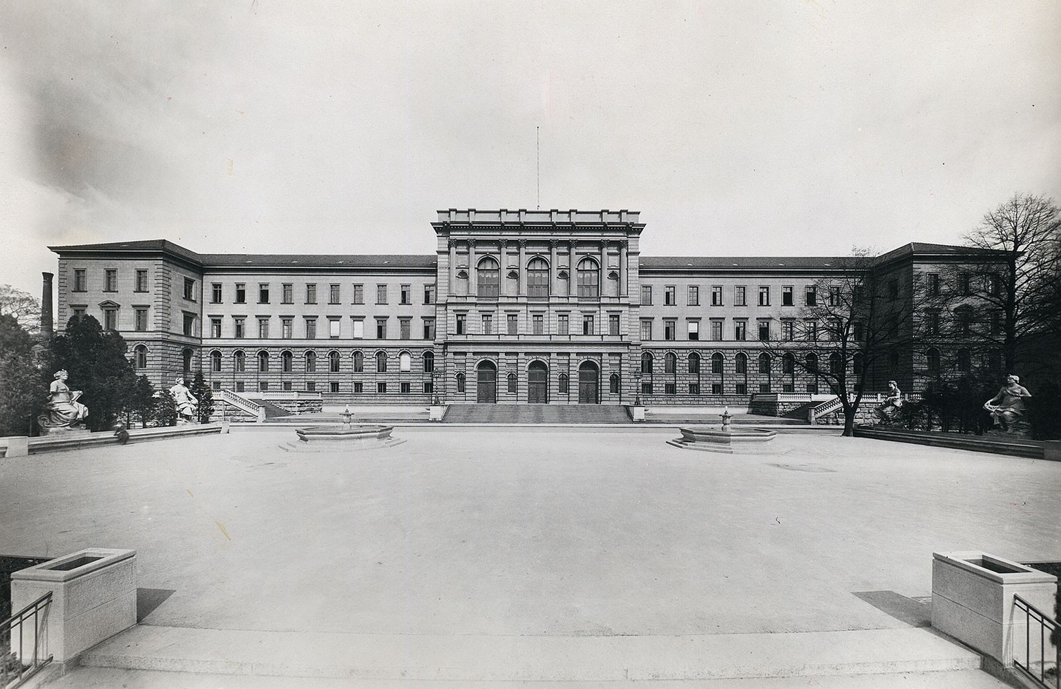 Eidgenössische Polytechnische Schule, heute ETH Zürich, erbaut 1855 von Gottfried Semper (1803-1879), Aufnahme um 1930. Franscinis Projekt ist eine eidgenössische Universität, ein Studienort, der den  ...
