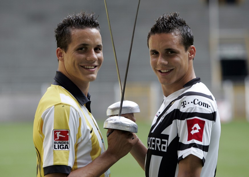 Die Zwillinge Philipp Degen, links, im Dress von Borussia Dortmund und David Degen, rechts, im Dress von Borussia Moenchengladbach im Fussballstadion in Dortmund, am 7. August 2006. Die beiden Fussbal ...