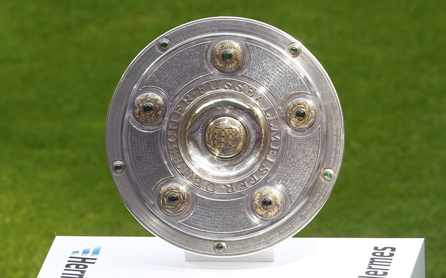 Die Schale wartet schon, doch erst wartet noch ein Arbeitstag auf die Bayern-Spieler.