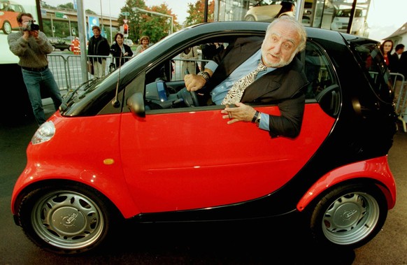 ARCHIVBILD --- ZUM 20. JAHRESTAG DER MARKTEINFUEHRUNG DES SMART AUTOS, AM DIENSTAG, 2. OKTOBER 2018, STELLEN WIR IHNEN FOLGENDES BILDMATERIAL ZUR VERFUEGUNG - Nicolas Hayek auf Probefahrt mit einem Sm ...