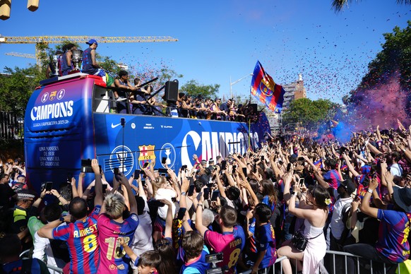 epa12947730 FC Barcelona players celebrate winning the LaLiga title with fans during a parade through the streets of Barcelona, Spain, 11 May 2026. EPA/ALEJANDRO GARCIA