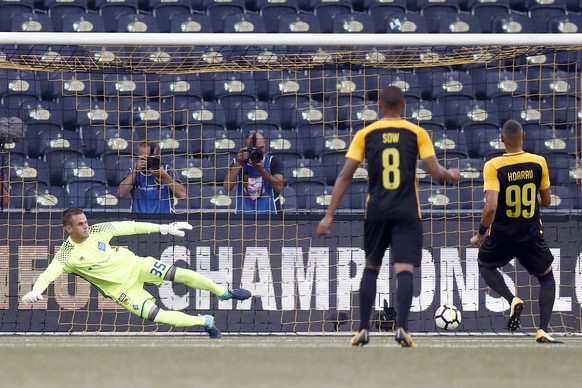 YB&#039;s Guillaume Hoarau scores the 1-0 against Kiev&#039;s goalie Maxym Koval, during the UEFA Champions League third qualifying round, second leg match between Switzerland&#039;s BSC Young Boys an ...