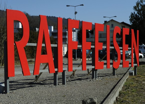 ARCHIV - Das Logo der Raiffeisen Bank, aufgenommen am Mittwoch, 29.Februar 2012, in Untersiggenhal, Kanton Aargau. Die Schweizerische Nationalbank (SNB) stuft die Raiffeisen Gruppe als systemrelevant  ...
