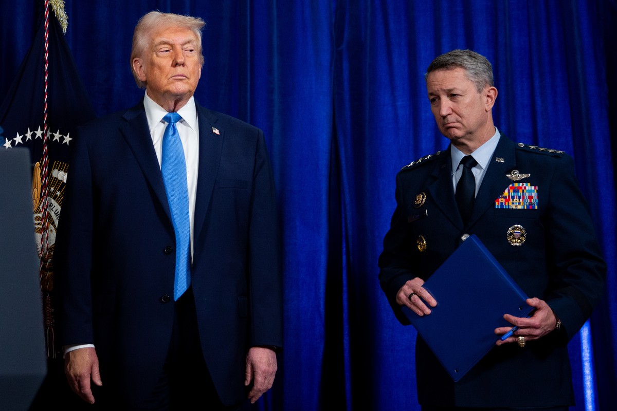 epa12624871 US President Donald Trump (L) and Chairman of the Joint Chiefs of Staff John D. Caine (R) attend a news conference at the Mar-a-Lago Club in Palm Beach, Florida, USA, 03 January 2026. Vene ...