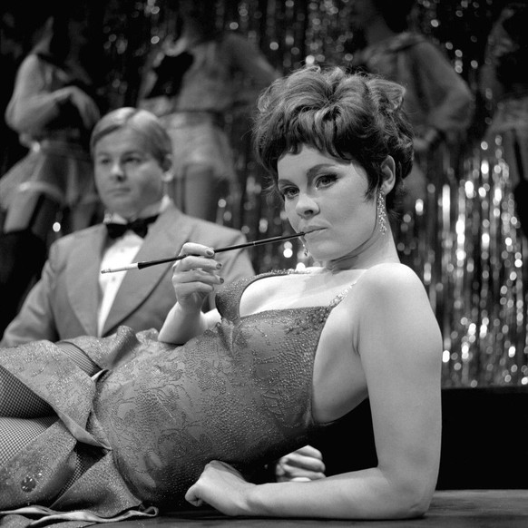 judi dench sally bowles theater jung history porn https://en.wikipedia.org/wiki/An_Age_of_Kings#.22Henry_V:_Signs_of_War.22 history porn showbiz