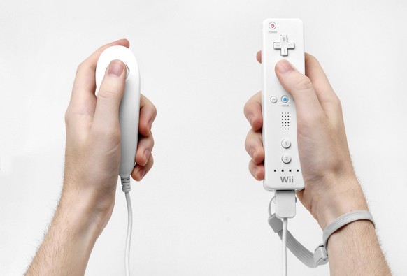 Eine Wii-Fernbedienung samt externem Nunchuck-Controller.