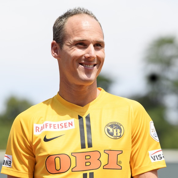 YBs Steve von Bergen posiert bei der Trikot- und Mannschaftspraesentation der BSC Young Boys fuer die Super League Saison 2018/2019, am Samstag, 14. Juli 2018, im Stadion Neufeld in Bern. (KEYSTONE/An ...