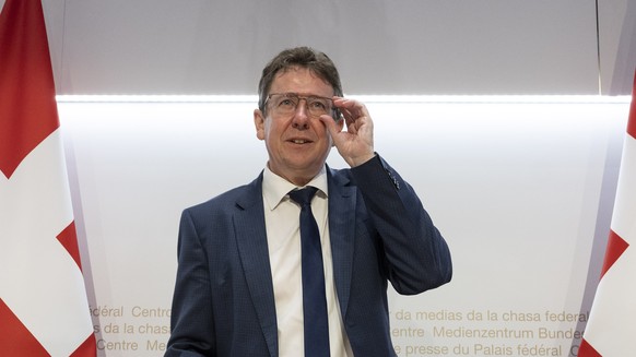 Bundesrat Albert Roesti erscheint an einer Medienkonferenz zur Abstimmung ueber das Klima- und Innovationsgesetz, am Freitag, 21. April 2023, in Bern. (KEYSTONE/Peter Schneider)