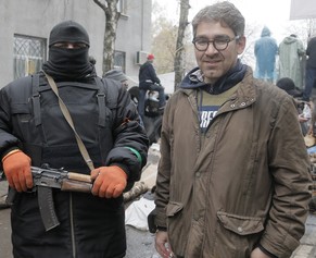 Ostrovsky vor seiner Entführung mit einem prorussischen Milizonär.&nbsp;