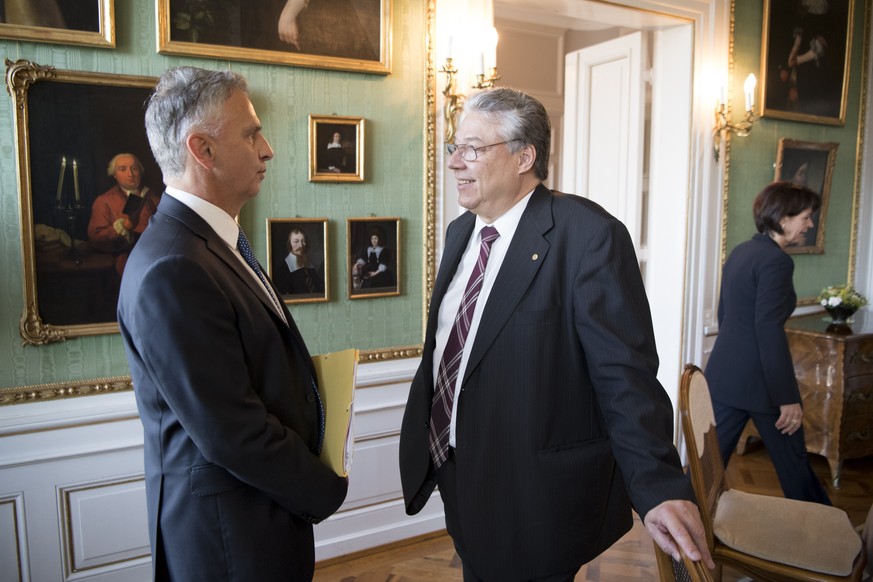 Bundesrat Didier Burkhalter, links, und Filippo Lombardi, CVP-TI, rechts, sprechen kurz vor Beginn der Von-Wattenwyl-Gespraeche, am Freitag, 12. Mai 2017, im Von-Wattenwyl-Haus in Bern. An den traditi ...