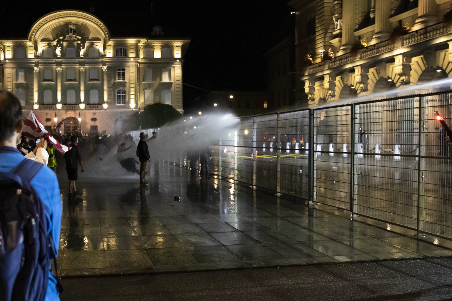 Die Polizei setzt den Wasserwerfer gegen die Demonstranten auf dem Bundesplatz ein, waehrend einer Demonstration gegen die Massnahmen im Zusammenhang mit dem Coronavirus, am Donnerstag, 16. September  ...