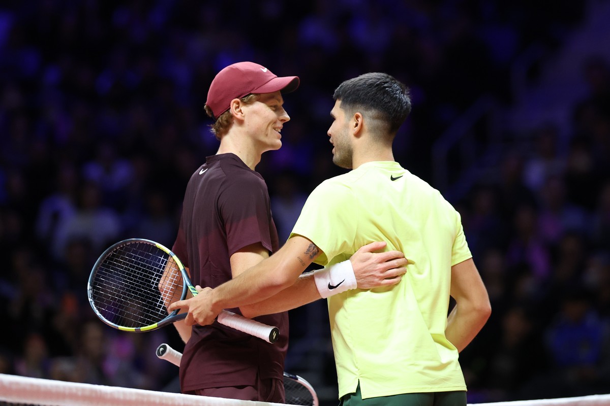 Spain's Carlos Alcaraz, right, and Italy's Jannik Sinner, left, meet at the net after an exhibition tennis match in Incheon, South Korea, Saturday, Jan. 10, 2026. (Shin Jun-hee/Yonhap via AP ...