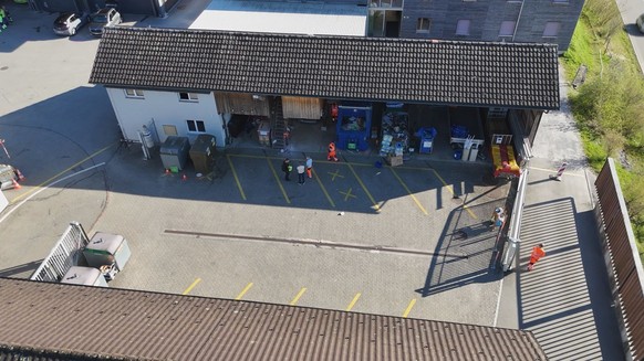 Ottikon (Gossau ZH): Autofahrer fährt in Bürocontainer – Frau schwer verletzt