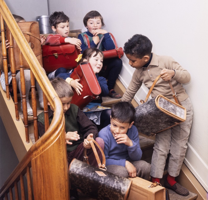 === AUS DER ORIGINALLEGENDE === &quot;Der erste Schultag, aufgenommen im April 1969 in Zuerich. Auf der Treppe warten die Erstlinge auf den Moment, wo die Schulzimmertuer aufgeht. Wer koennte widerleg ...