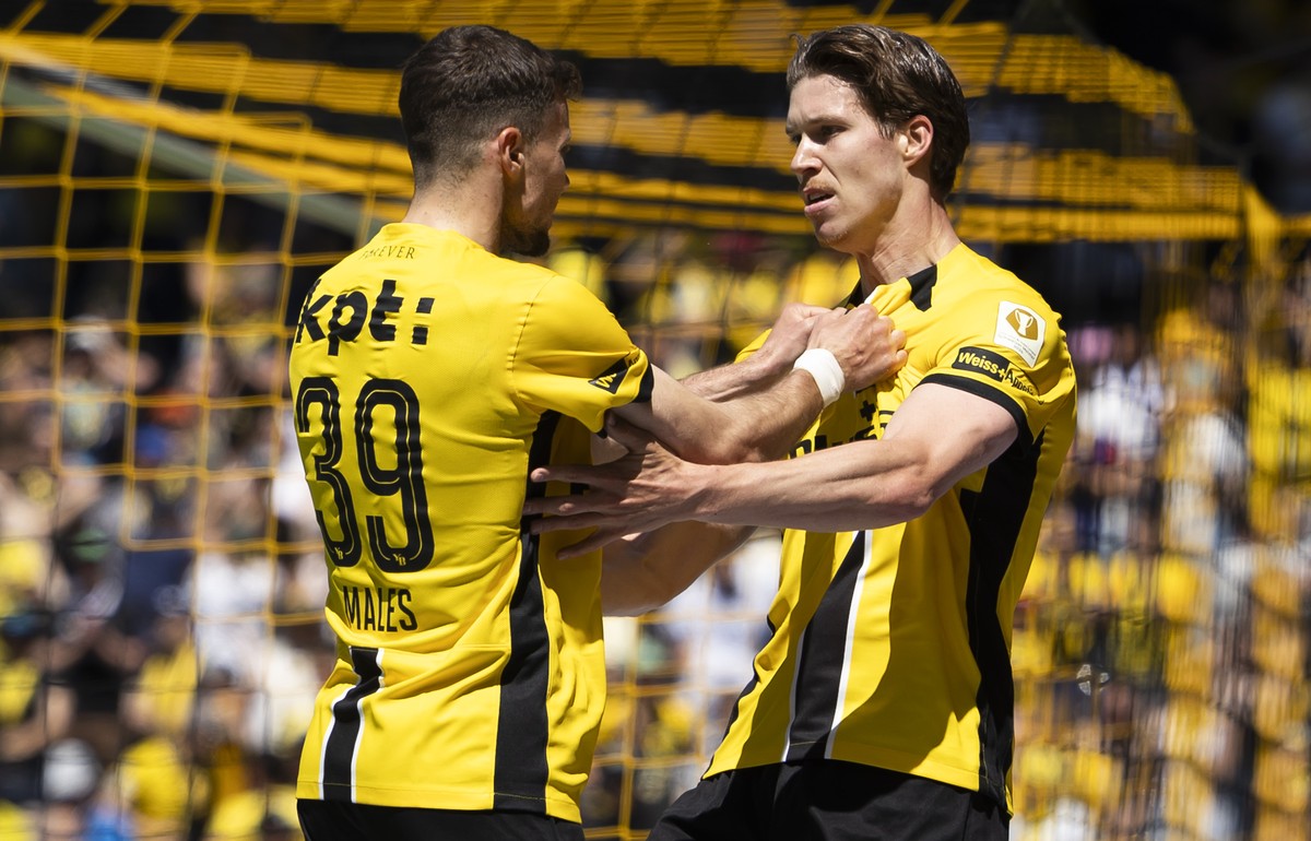 Cedric Itten (YB), rechts, jubelt mit Teamkollege Darian Males nach seinem Tor zum 1-1 im Super League Spiel zwischen dem BSC Young Boys und dem FC Basel, am Sonntag, 18. Mai 2025 im Stadion Wankdorf  ...