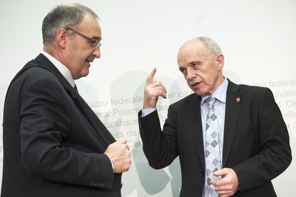 Der neu gewaehlte SVP Bundesrat Guy Parmelin, links, unterhaelt sich mit SVP Bundesrat Ueli Maurer am Freitag, 11. Dezember 2015, vor einer Medienkonferenz in Bern. Parmelin wird Verteidigungsminister ...