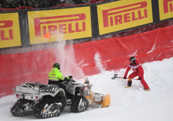 epa07354662 Course workers prepare the slope prior to the Men&#039;s Downhill race at the FIS Alpine Skiing World Championships in Are, Sweden, 09 February 2019. EPA/CHRISTIAN BRUNA