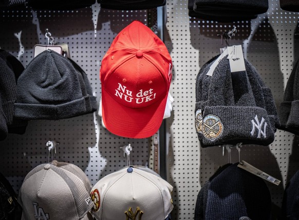 K�PENHAMN 2026-01-15 Keps med texten Nu det Nuuk Make America go away hos McKorman pa Norrebrogade i K�penhamn i januari 2026. Kepsarna har blivit en succ� efter Trumps utspel g�llande Gr�nland och �r ...