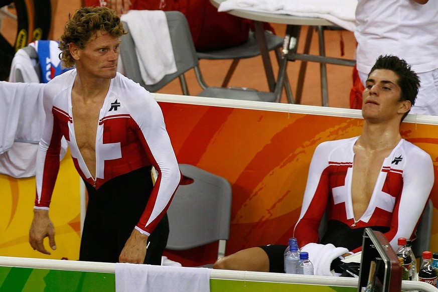 Swiss cyclists Bruno Risi (L) and Franco Marvulli are disappointed the men&#039;s madison final in the Laoshan velodrome during the 2008 Olympics in Beijing, China, 19 August 2008. (KEYSTONE/Alessandr ...