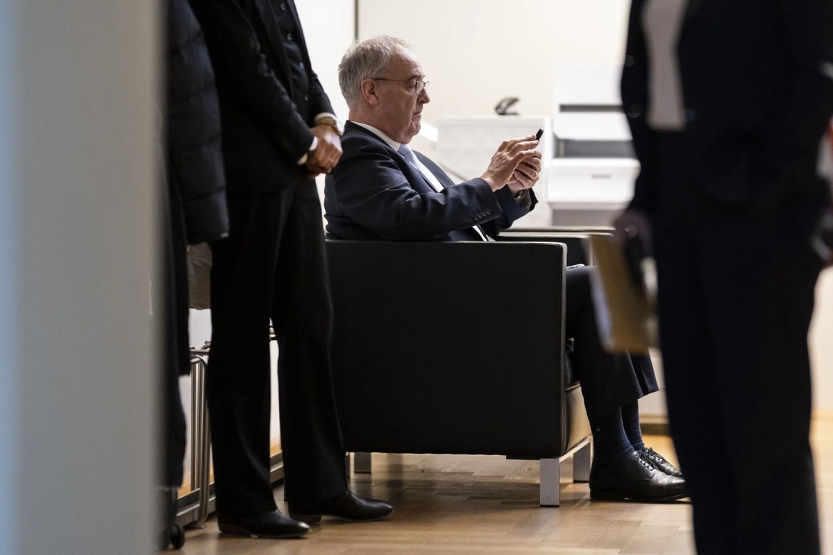 Des emojis dans le chat du Conseil fédéral: le président de la Confédération Guy Parmelin sur son smartphone en marge d'une réunion du groupe parlementaire UDC.