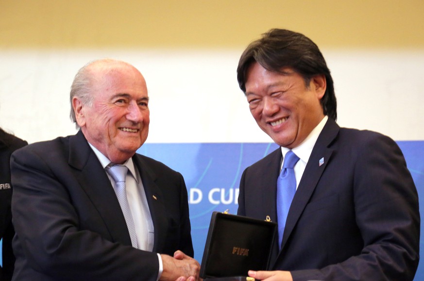 Eduardo Li 2014 mit Sepp Blatter.