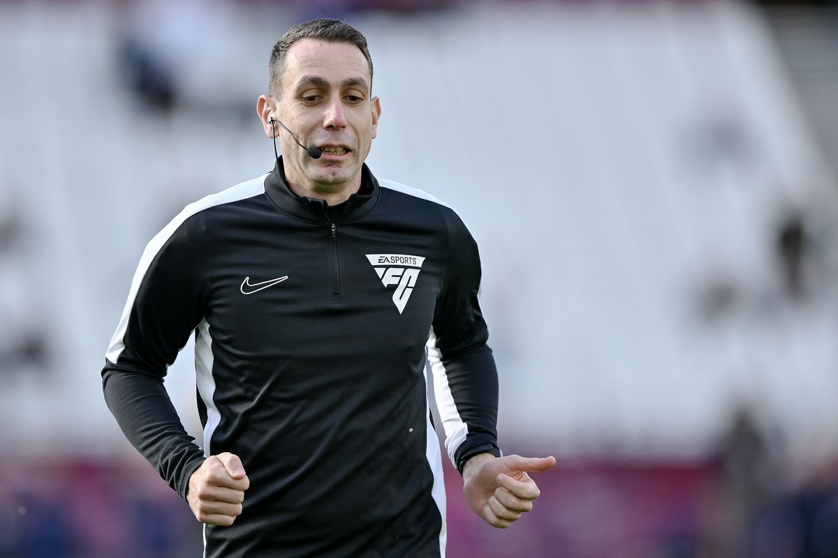 epa11686999 Referee David Coote warms up before the English Premier League soccer match between West Ham United and Manchester United, in London, Britain, 26 October 2024. EPA/VINCE MIGNOTT EDITORIAL  ...