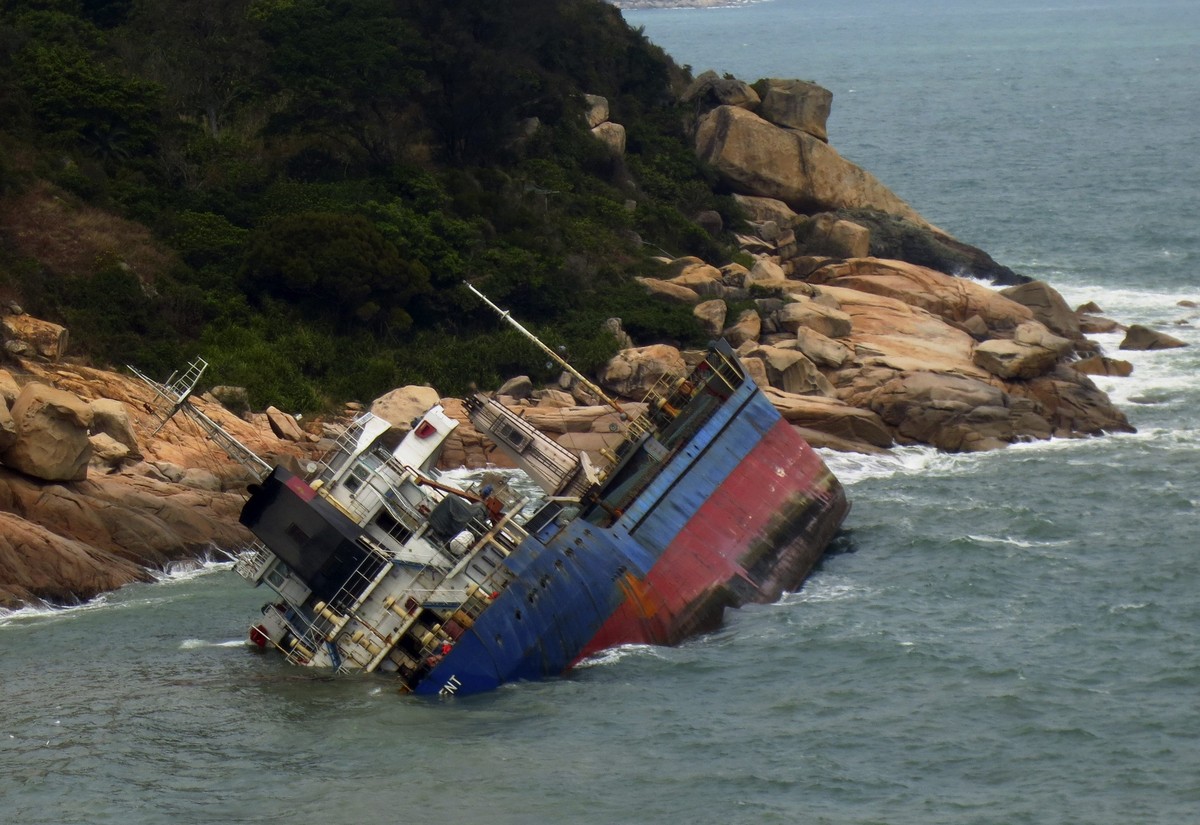 Immer wieder kommt es vor Hongkong zu Schiffsunglücken, wie im Februar als ein vietnamesisches Frachtschiff gesunken ist. Die Besatzung konnte jedoch gerettet werden.
