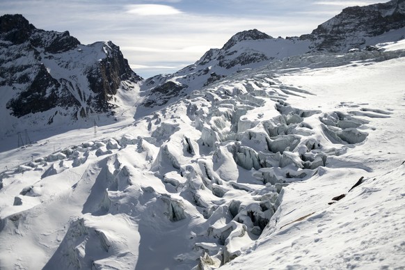 Les crevasses du Glacier de Fee photographiees depuis Laengfluh ce vendredi 17 fevrier 2023 a Saas-Fee. (KEYSTONE/Laurent Gillieron)
