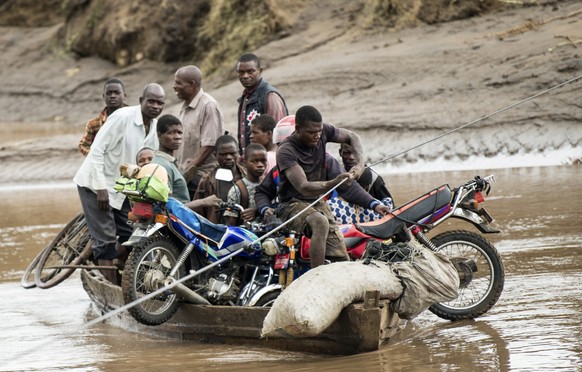 DOSSIER - Men transport their salvaged belongings in Chiradzulu, Southern Malawi, March 17, 2023. At a conference in the Ethiopian capital Addis Ababa on Monday, March 20, 2023, leaders of African ...