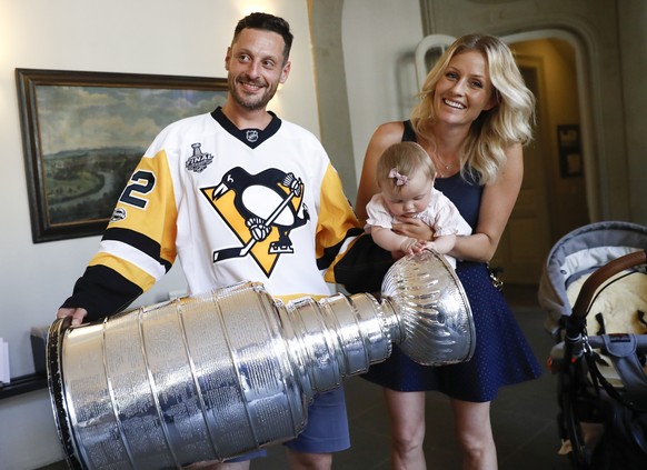 ARCHIVBILD ZUM RUECKTRITT VON MARK STREIT --- Switzerland&#039;s Mark Streit, his wife Fabienne and daughter Victoria, pose with the Stanley Cup trophy in Bern, Switzerland, August 2, 2017. Streit won ...