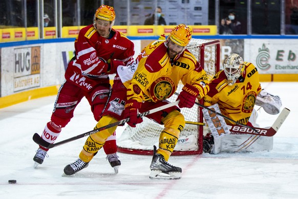 SC Rapperswil-Jona Lakers PostFinance Top Scorer Roman Cervenka, links, gegen SCL Tigers PostFinance Top Scorer Alexandre Grenier waehrend dem Eishockey-Meisterschaftsspiel der National League zwischen den SC Rapperswil-Jona Lakers und den SCL Tigers am Montag, 17. Januar 2022, in Rapperswil. (PostFinance/KEYSTONE/Patrick B. Kraemer)