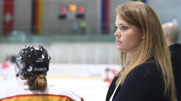 ARCHIVBILD ZUR MELDUNG, DASS FLORENCE SCHELLING SPORTCHEFIN BEIM SC BERN WIRD --- Florence Schelling, ehemalige Schweizer Eishockey-Nationaltorhueterin, in ihrer neuen Funktion als Assistant Coach bei ...