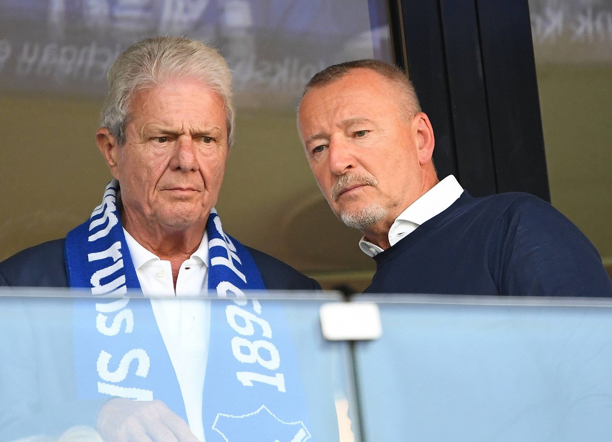 07.10.2018, xmeix, Fussball, 1. Bundesliga, TSG 1899 Hoffenheim - Eintracht Frankfurt, emspor, v.l. Hoffenheims Maezen Dietmar Hopp mit Spielerberater Roger Wittmann DFL regulations prohibit any use o ...