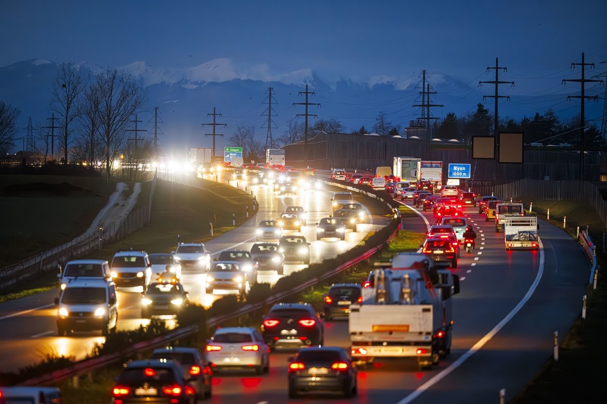 Des vehicules sont photographies proche de la sortie de Nyon sur l'autoroute A1 ce lundi 12 fevrier 2024 a Duillier. Suite au depot d'un referendum la population sera menee a voter au sujet  ...