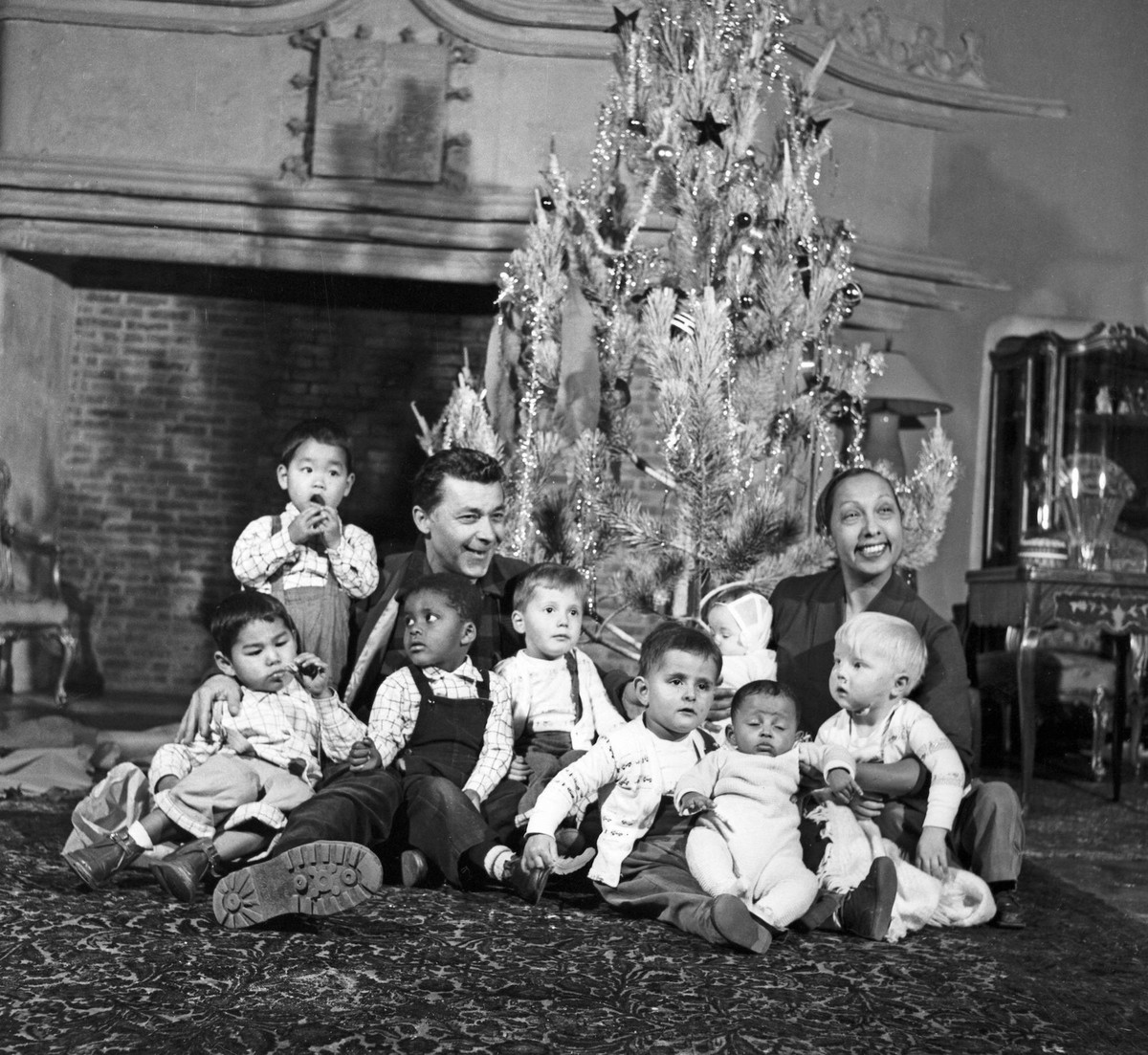 Castelnaud-la-Chapelle France Chateau les Milandes, Decembre 1956 Josephine Baker avec son mari Jo Bouillon et leurs 8 enfants adoptifs PUBLICATIONxINxGERxSUIxAUTxHUNxONLY Copyright: Farabola/Leemage  ...