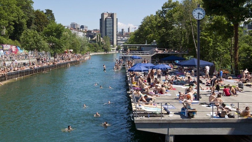 Menschen geniessen das schoene und warme Wetter am Samstag, 16. Juni 2012 in der Letten Badi an der Limmat in Zuerich. Nach der Renovation wird der obere Letten heute wiedereroeffnet. (KEYSTONE/Alessa ...