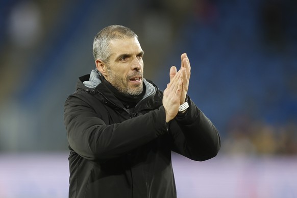 Basels Trainer Fabio Celestini bedankt sich bei den Fans nach dem Super League Spiel zwischen dem FC Basel 1893 und dem FC St. Gallen, im Stadion St. Jakob-Park in Basel, am Sonntag, 11. Februar 2024. ...