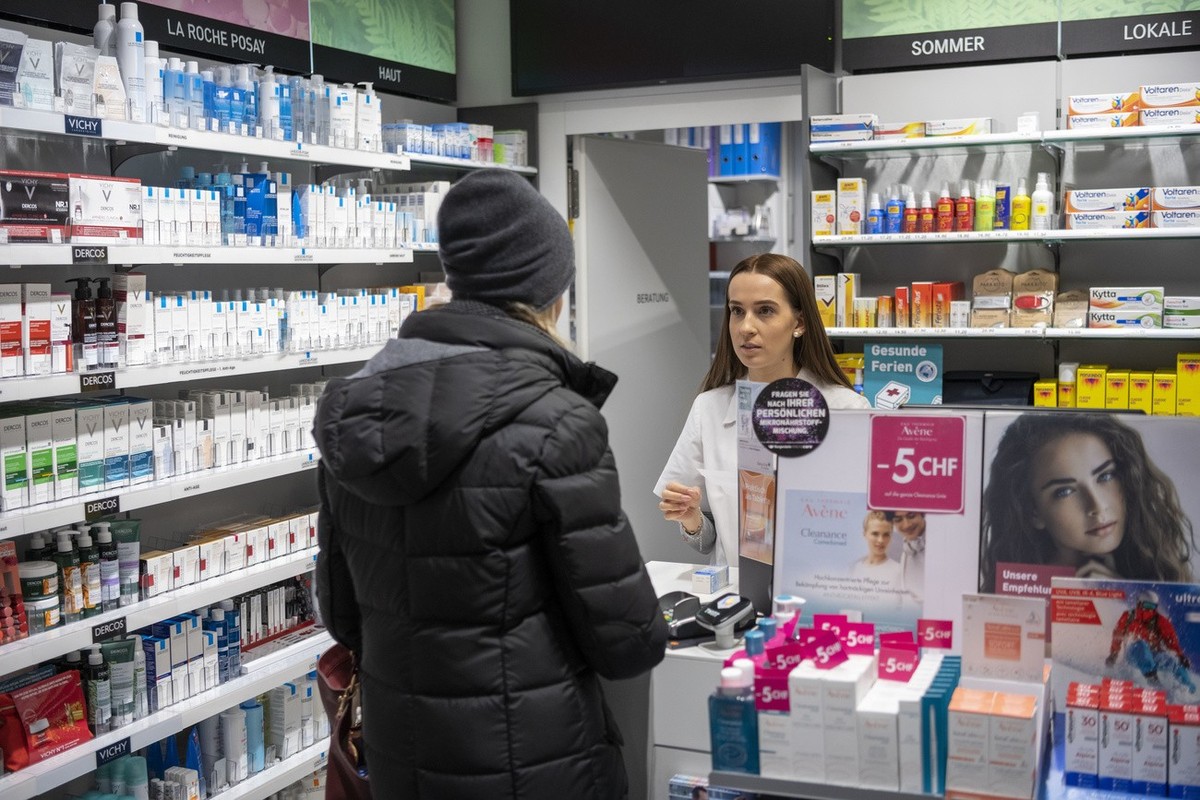 Der Einkauf wird in einer Amavita Apotheke an der Kasse abgewickelt, fotografiert am 24. Januar 2020 in einer Filiale in Zuerich. (KEYSTONE/Christian Beutler)
