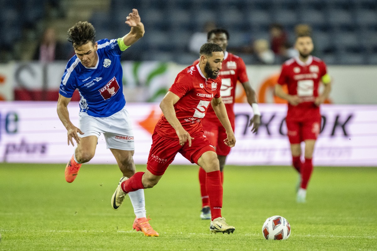 Elies Mahmoud, mitte, von Lausanne Ouchy im Spiel gegen Ardon Jashari, links, von Luzern beim Super League Meisterschaftsspiel zwischen dem FC Luzern und dem FC Stade Lausanne-Ouchy vom Dienstag, 21.  ...