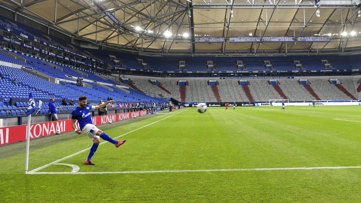 epa08441514 Schalke's Daniel Caligiuri kicks the ball in front of empty seats during the German Bundesliga soccer match between FC Schalke 04 and FC Augsburg in Gelsenkirchen, Germany, 24 May 202 ...