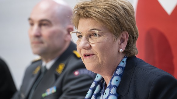 Bundespraesidentin Viola Amherd, rechts, spricht neben Korpskommandant Thomas Suessli, Chef der Armee, links, an einer Medienkonferenz zur Armeebotschaft 2024, am Mittwoch, 14. Februar 2024, im Medien ...