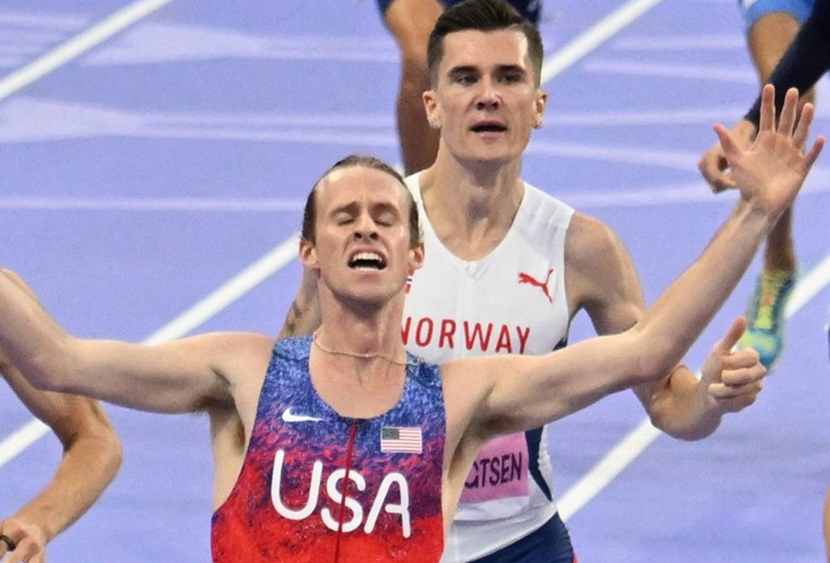 6th August 2024 Paris Olympic Games, Olympische Spiele, Olympia, OS Stade de France, Paris, France, Day 11 Athletics, Men&amp; x2019s 1500m final, HOCKER Cole of United States of America wins the race ...