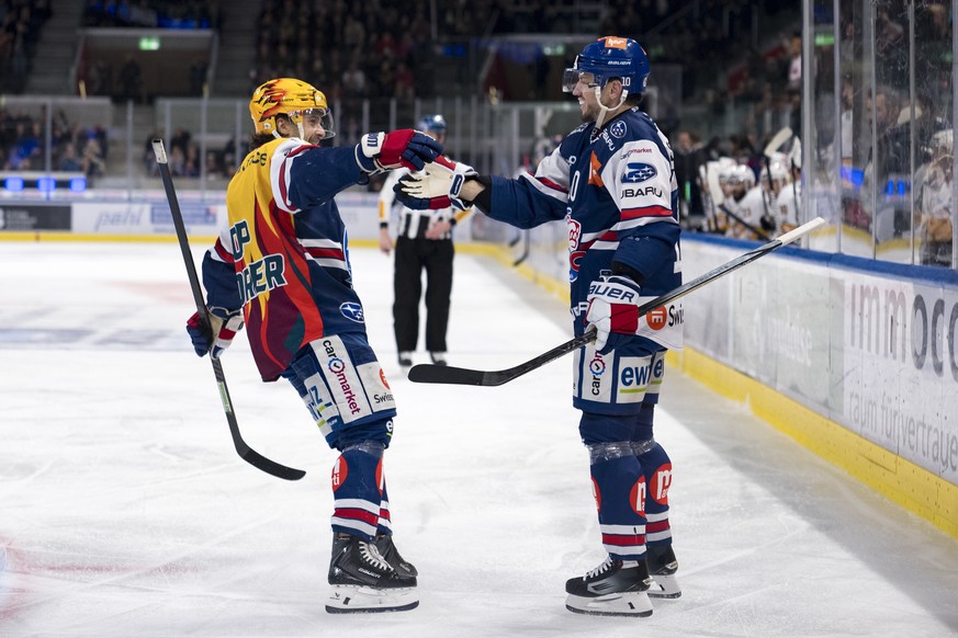 Der Torschuetze Sven Andrighetto (ZSC), rechts, jubelt mit PostFinance Top Scorer Denis Malgin (ZSC), links, nach dem Tor zum 1:1 bei dem Spiel der Eishockey National League zwischen den ZSC Lions und ...